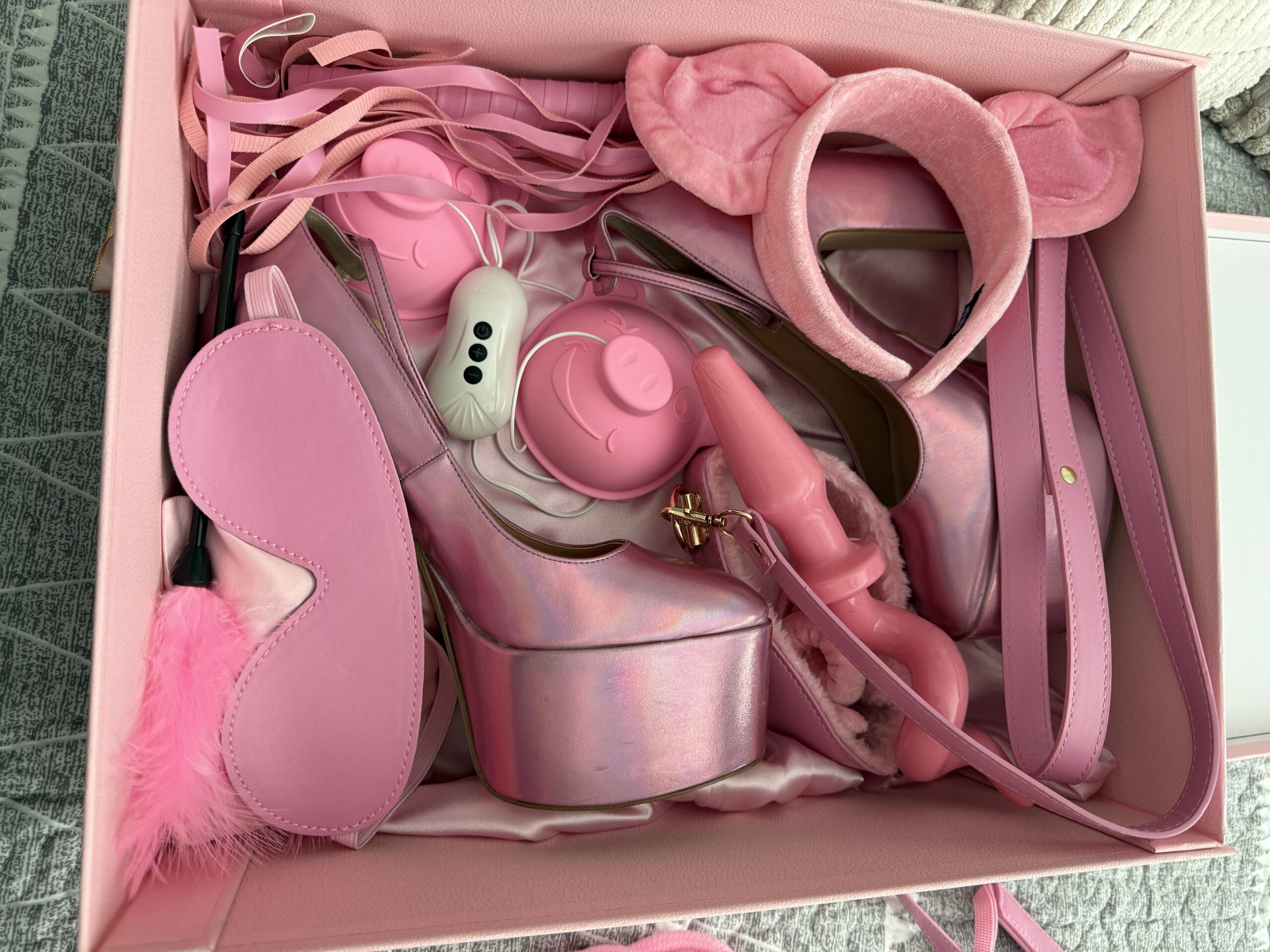 Miss Piggy Box Memorabilia Package From My Wildest GB Night! š„š· - Image 7